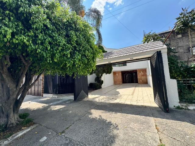 CASA EN VENTA, A 5 MINUTOS DE PLAZA LA PERLA, LA CALMA, GUADALAJARA, JALISCO