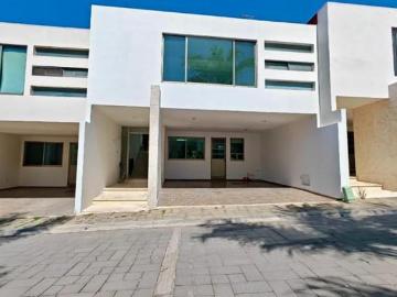 Casa en venta a doble altura con amplio jardin dentro de fracccionamiento en Xilotzingo Puebla