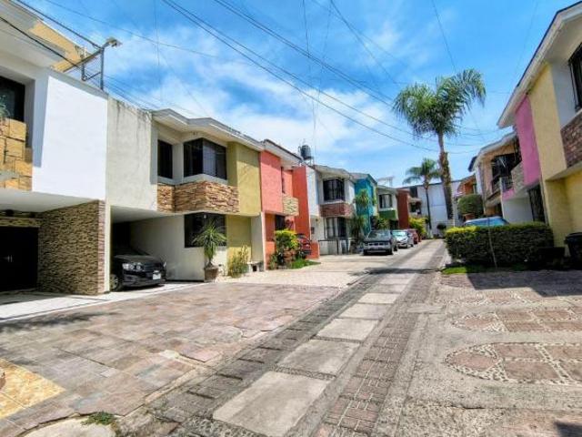 CASA EN VENTA A MEDIA CUADRA DE LA CALZADA
