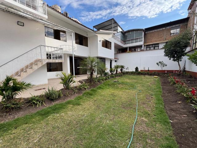 Casa en venta a media cuadra de la Vía de Evitamiento norte