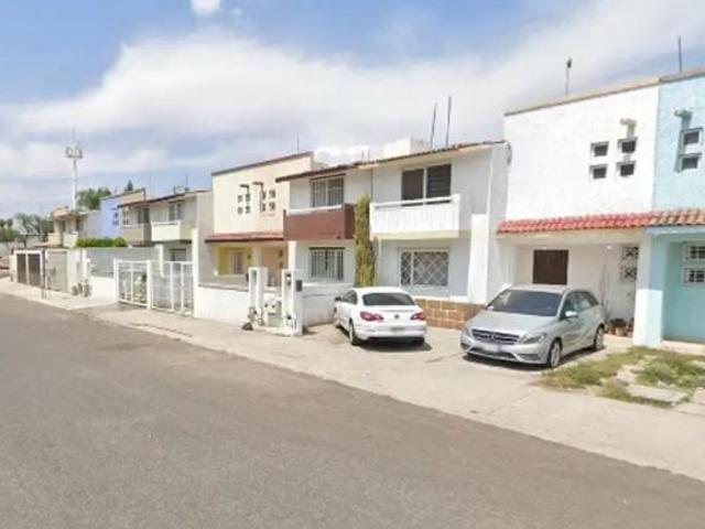 CASA EN VENTA A PRECIO REMATE EN CORREGIDORA ORR20