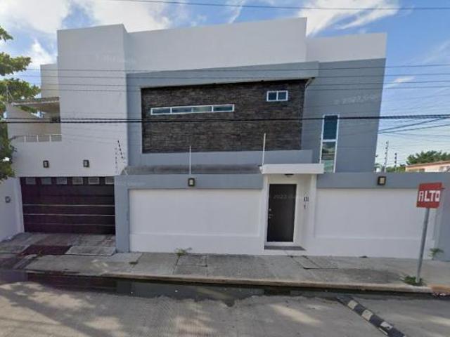 CASA EN VENTA A TAN SOLO 5 MIN DE MALECON CENTRO CDAD DEL CARMEN CMPECHE!