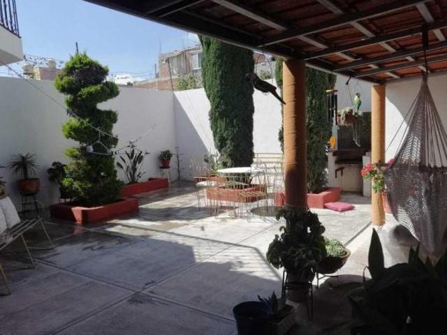 Casa en Venta a un lado de plaza Alaia con departamento independiente