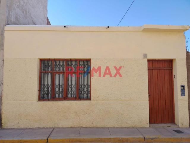 Casa En Venta A Una Cuadra De Parque Principal Lambayeque