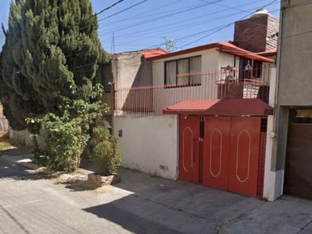 CASA EN VENTA A UNAS CUADRAS DE LA ESTACION DEL INTERURBANO