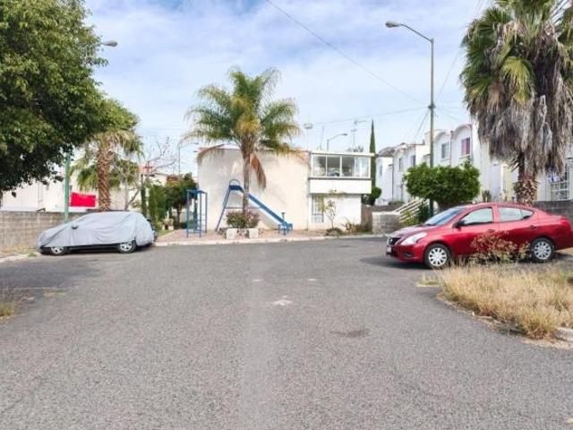 CASA EN VENTA A UNAS CUADRAS DEL ITQ Y UTEQ