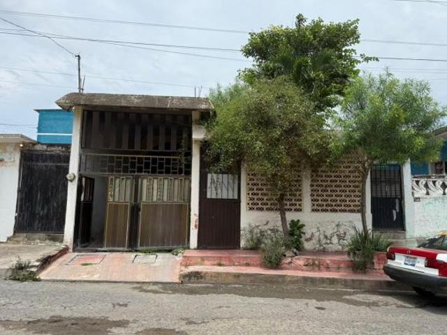 Casa en venta a unos metros de la calle Arista céntrica!