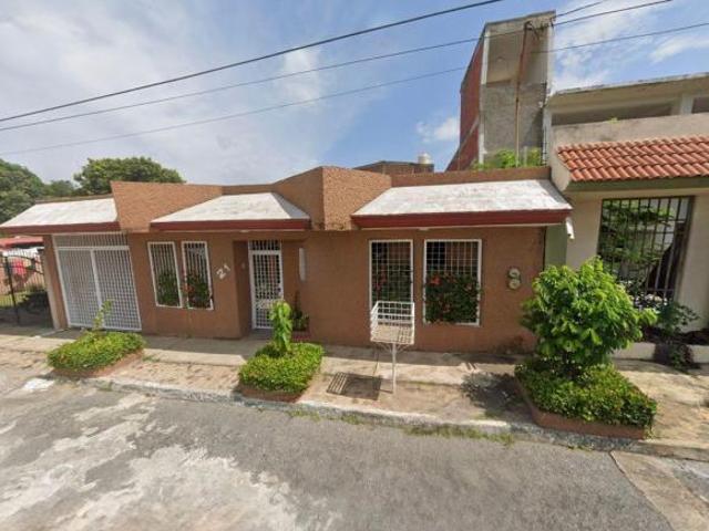 CASA EN VENTA A UNOS MINUTOS DE PLAZA LAS AMERICAS LAZARO CARDENAS