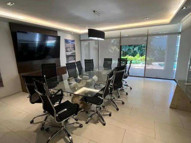 Casa en venta acondicionada para uso de oficinas corporativas en colonia campestre merida