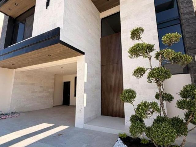 Casa en venta al norte de Saltillo con 4 habitaciones