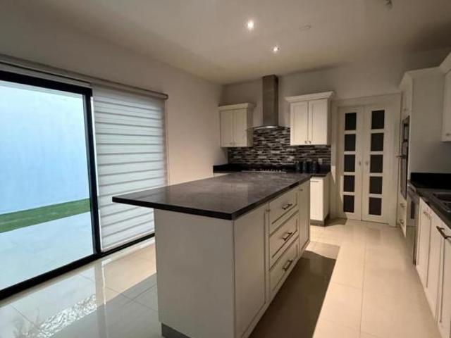 CASA EN VENTA AL NORTE, POR COLOSIO