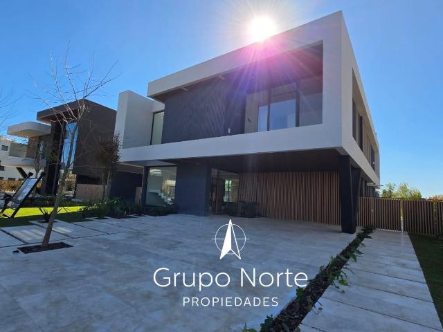 Casa en venta al rio en barrio El Yacht, Nordelta