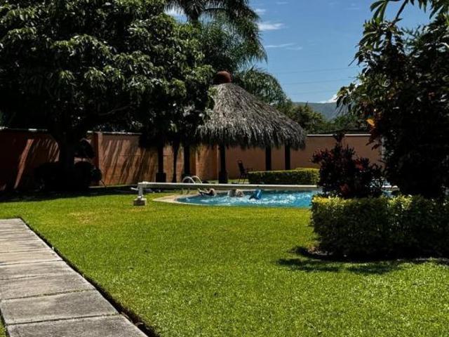 CASA EN VENTA AL SUR DE CUERNAVACA, MOR. DENTRO DE UN CONDOMINIO CON VIGILANCIA