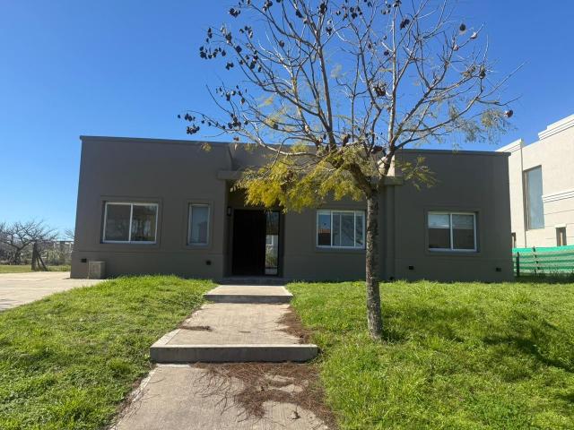 Casa en venta / alquiler una planta 3 dormitorios Jard?n lote interno Puertos Vistas / Escobar