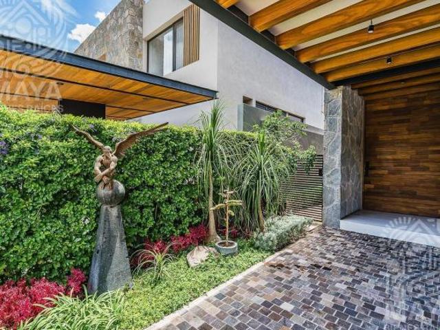 Casa en VENTA, Altozano, Río, Recámara en planta baja, Alberca, Acabados de lujo