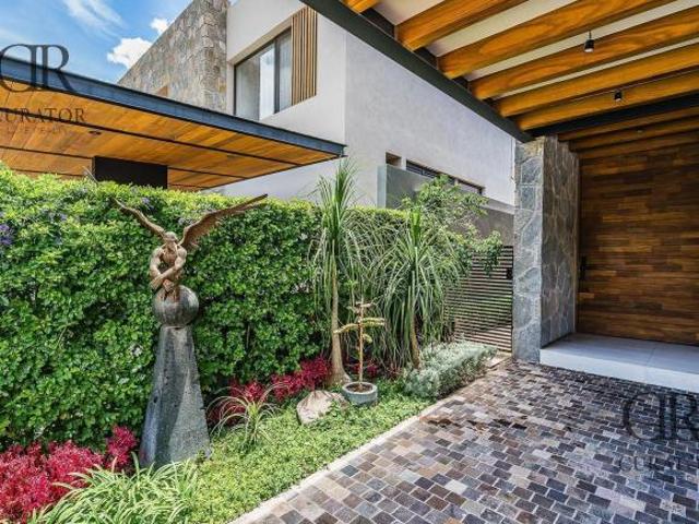 Casa en VENTA, Altozano, Río, Recámara en planta baja, Alberca, Acabados de lujo