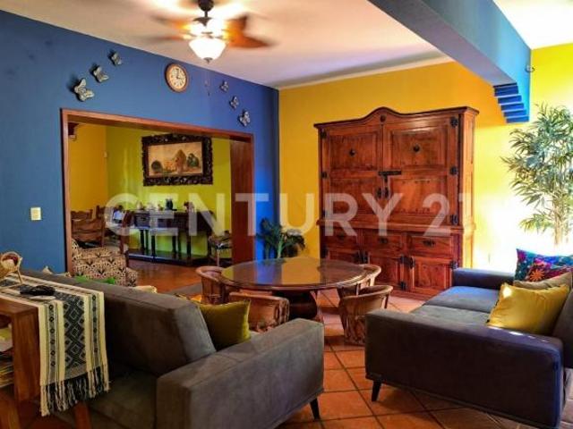 CASA EN VENTA, AMPLIA ESTILO COLIMOTA, ACABADOS ACABADOS EN MADERA DE LUJO