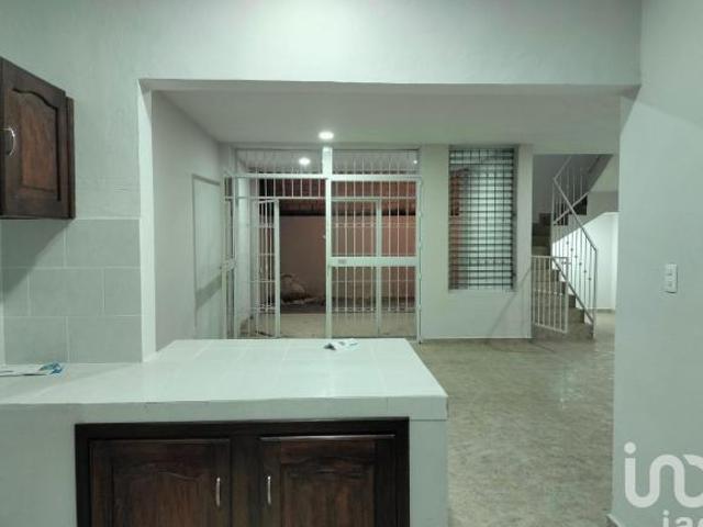 Casa en Venta. Amplios espacios. Por Tercer Anillo Periférico