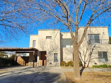 Casa en alquiler en Llavallol - Jardín