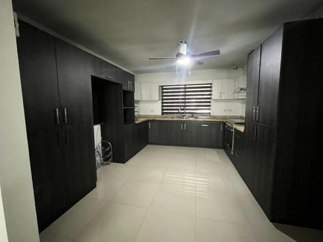 CASA EN VENTA CUMBRES ELITE