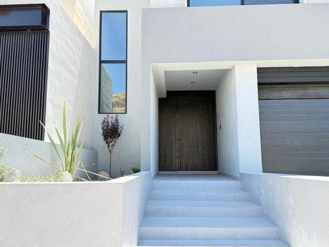 CASA EN VENTA CALIZA 30, FRACC CUMBRES DE DOMINION FRENTE A PARQUE