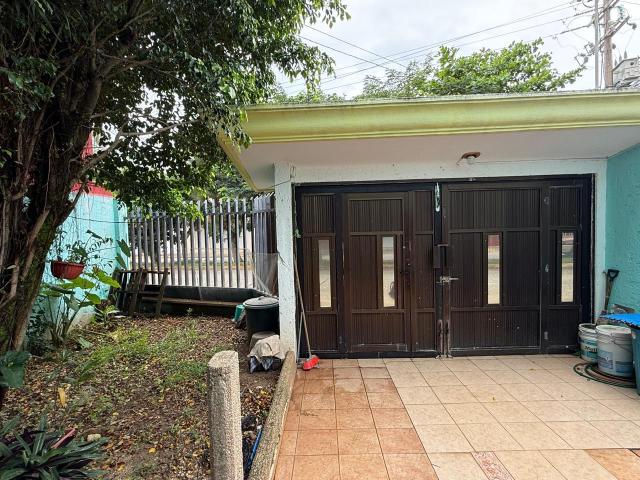 Casa en Venta. Calle Puebla, Col. Petrolera. Coatzacoalcos, Ver