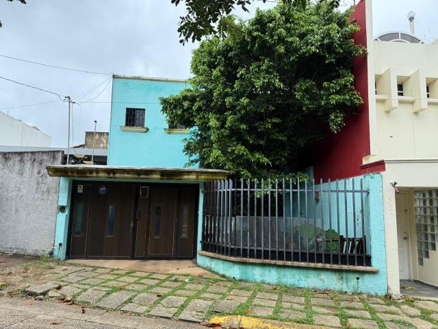 Casa en Venta. Calle Puebla, Col. Petrolera. Coatzacoalcos, Ver