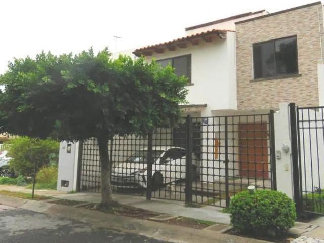 Casa en Venta Céntrica en Arboledas del Parque