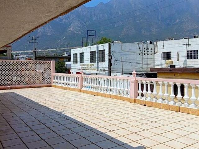 Casa en Venta Centro de Santa Catarina 6 recamaras, 2 terrazas panoramicas, ideal para inversión