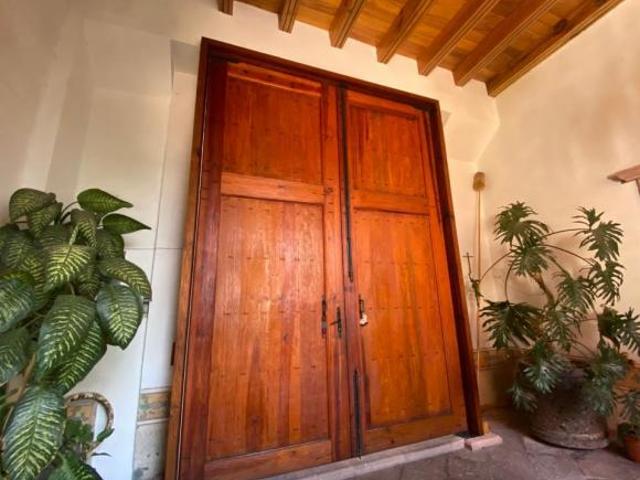CASA DE 1 PISO CON ALBERCA EN VENTA EN PLENO CENTRO HISTÓRICO DE QUERÉTARO