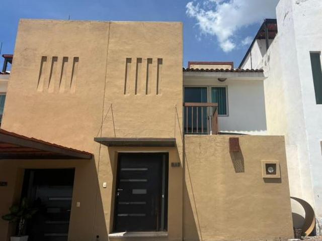CASA EN VENTA CERCA DE AV. CANDILES 4