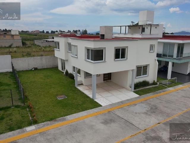 CASA EN VENTA CERCA DE CACALOMACAN