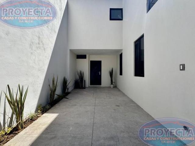 CASA EN VENTA CERCA DE CARHARTT EN CALLE PRIVADA CON PORTON Y AREAS VERDES