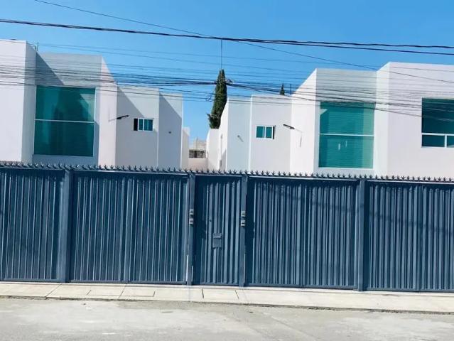 Casa en venta cerca de Periférico en Puebla, dentro de fraccionamiento cerrado