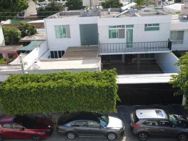 CASA EN VENTA, EN JARDINES DEL MORAL EN LEON GTO, Uso de suelo MIXTO HABITACIONAL, COMERCIAL