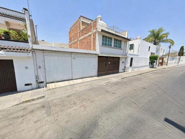 CASA EN VENTA CERCA DE PLAZA MAYOR LEON
