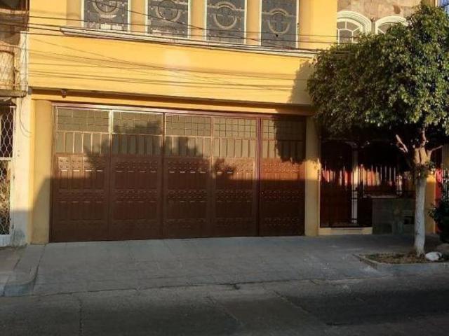 Casa en venta cerca de Plaza de la Bandera