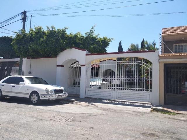 CASA EN VENTA, CERCA DE PLAZA REAL