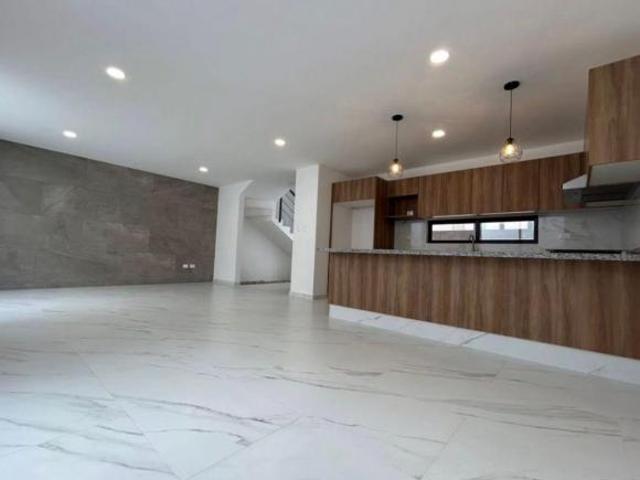 CASA EN VENTA CERCA DE PLAZA SAN DIEGO