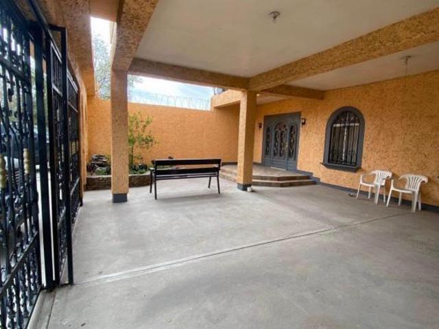 CASA EN VENTA CERCA DEL PUENTE ZARAGOZA – LISTA PARA HABITAR