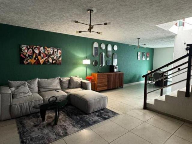 Casa en venta cercana a Av.de los maestros y plan de San Luis en Col. Mezquitan Country