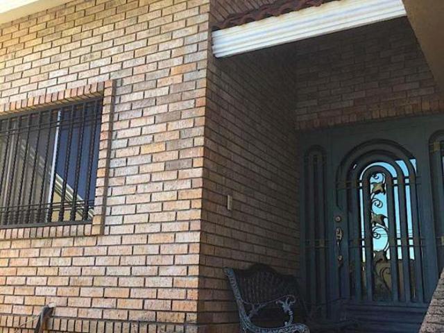 Casa en Venta Col. Las Torres, ideal para remodelar o inversionista, 4 recamaras