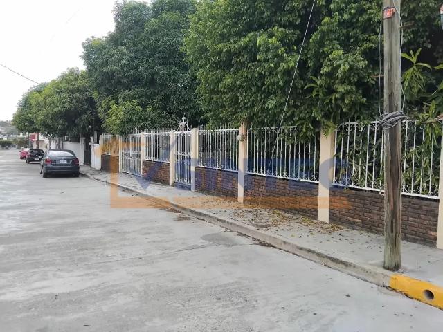 ¡CASA EN VENTA COL. REVOLUCIÓN ZONA NO INUNDABLE! ¡LA MÁS FRESCA Y CÉNTRICA DE POZA RICA!