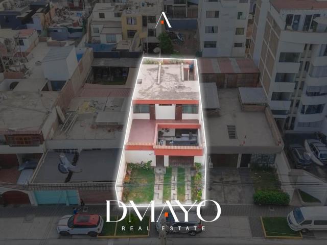 Casa en venta como terreno con excelente ubicación a un paso de Av. Rafael Escardó y Av. La Marina