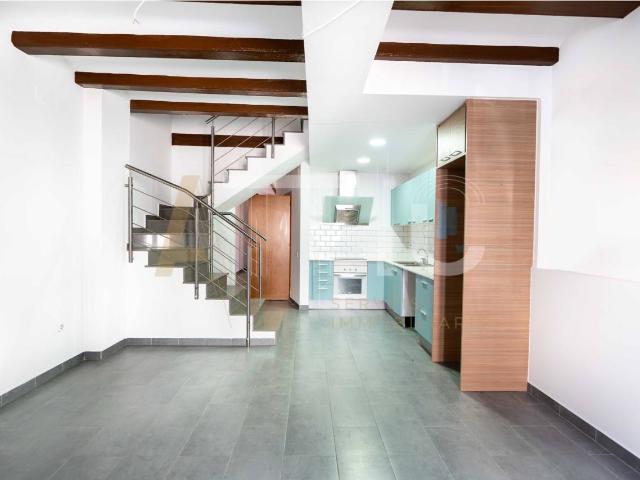 CASA EN VENTA COMPLETAMENTE REFORMADA EN COLÒNIA GÜELL SANTA COLOMA DE CERVELÓ, 3 HABITACIONES, 2 BAÑOS, PATIO Y TERRA