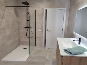 CASA EN VENTA COMPLETAMENTE REFORMADA EN EL CENTRO