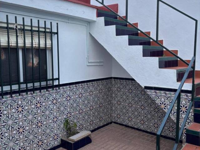 Casa en venta con 4 dormitorios, 2 baños, y 2 patios