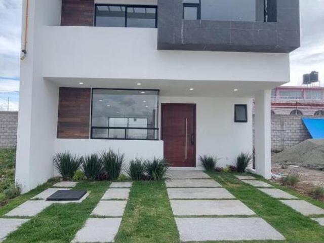 CASA EN VENTA CON 4 RECÁMARAS, COCINA CON TORRE DE HORNOS, ROOF CON ASADOR Y TARJA, JARDÍN CON PASTO