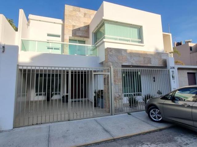 CASA EN VENTA CON 4 RECAMARAS EN RESIDENCIAL LA MORALEJA A 3 MIN DE GALERIAS