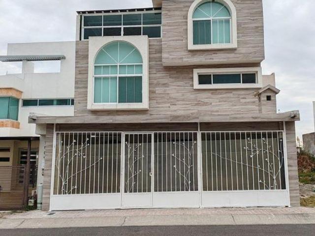 Casa en venta con 5 recámaras una en pb. El Refugio a pié de calle